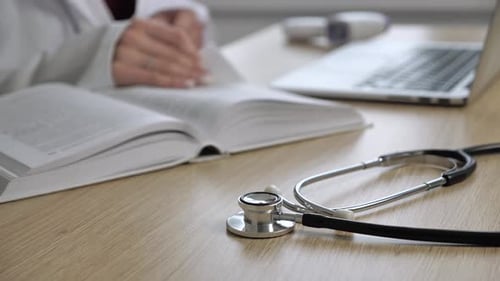 Presse-papiers de prescription de stéthoscope Médecin de bureau d'ordinateur portable Hôpital Lire le livre Soins médicaux