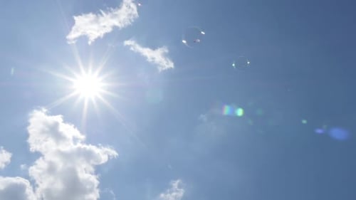 Seifenblasen in der Luft gegen blauen Himmel Zeitlupe 1080p FullHD-Aufnahmen - Sonne und Wolken mit Seife