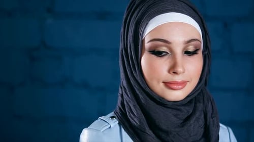 Junge muslimische Frau im schwarzen Hijab. Innenporträt