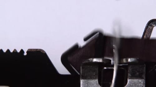 Journalist druckt das Word-Interview auf einer Schreibmaschine. Nahaufnahme