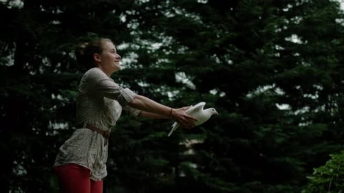 Mujer feliz soltando una paloma blanca, Ultra Cámara lenta