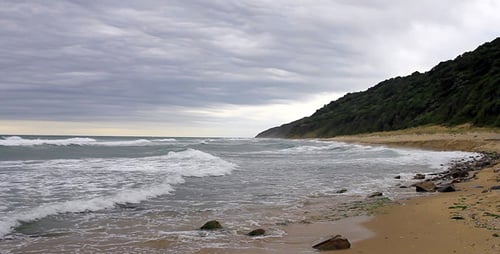 Wellen an einem schönen Strand