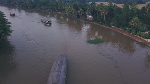 Recorrido en casa flotante por los remansos de Kerala en Alleppey, India. Vista aérea de un Zumbido