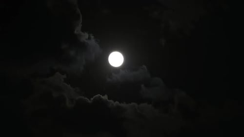 8K Vollmond und Wolken am Nachthimmel