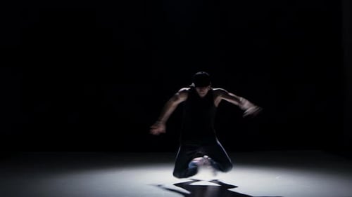 Breakdance Dancer im schwarzen Anzug beginnt Dance on Black, Shadow
