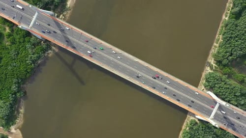 Drohnenblick Landschaft Autobahn Brücke über Fluss. Areal view Stadt Straße Landschaft