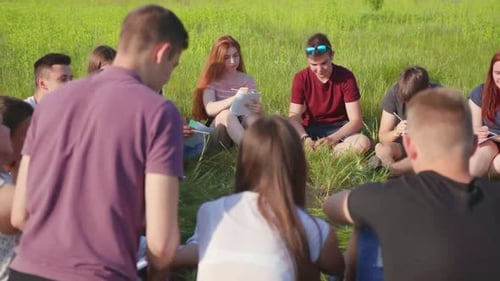 Teamwork befreundeter Schüler auf dem Rasen