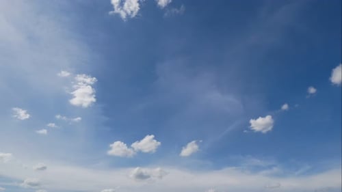 Zeitraffer einer weißen Wolke, die sich um den Himmelshintergrund bewegt