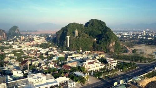 Vogelperspektive Flug über Stadt zur Tempelpagode auf Green Hill