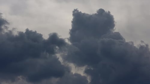 Belo vídeo de timelaps com nuvens rápidas em um céu azul brilhante