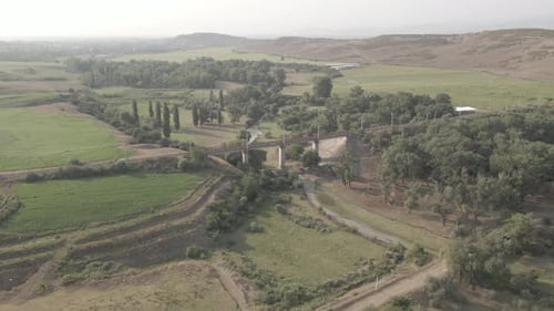 Vista aérea da ponte ferroviária vazia na região de Samtskhe-Javakheti, Geórgia.