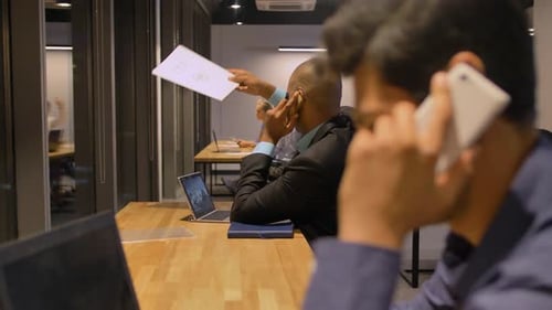 Travail tard le soir après la journée de travail Rester au travail.