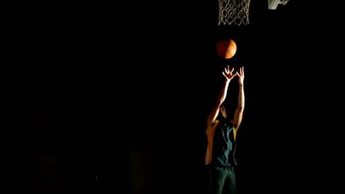 Jugador de baloncesto masculino jugando en la cancha 4k