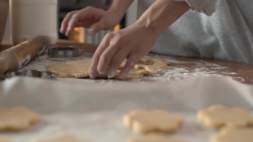 Bäcker macht Kekse in der Küche