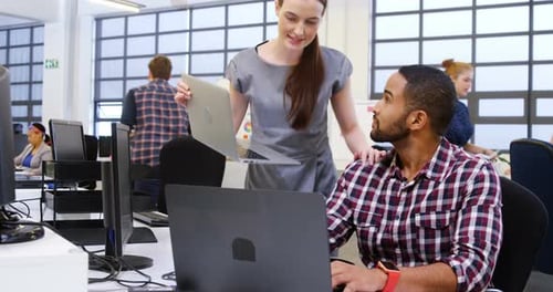 Führungskräfte interagieren bei der Verwendung von Laptops
