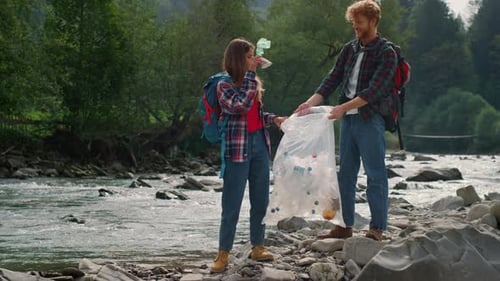Voluntarios recolectando botellas en una bolsa