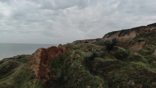 Imagens aéreas de Drone, bela vista de colinas rochosas verdes