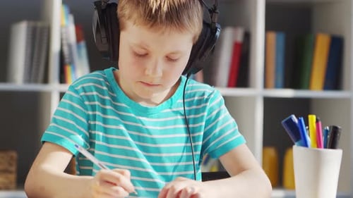 Junge macht Hausaufgaben am Tisch. Cute Child lernt zu Hause.