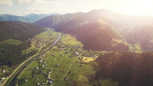 Voo aéreo de drone nas montanhas dos Cárpatos