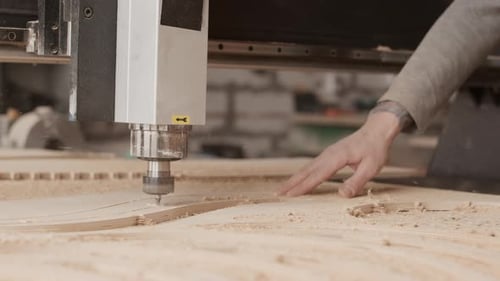 Automated Router Cuts Wood With Precision