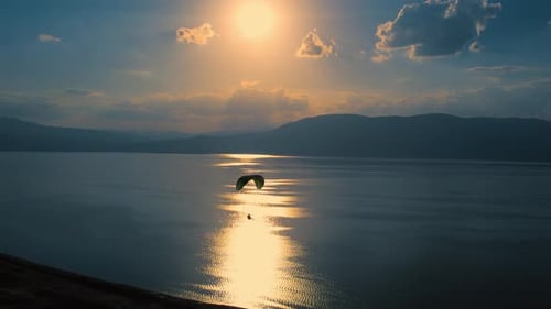 Parapente dans le ciel, coucher de soleil