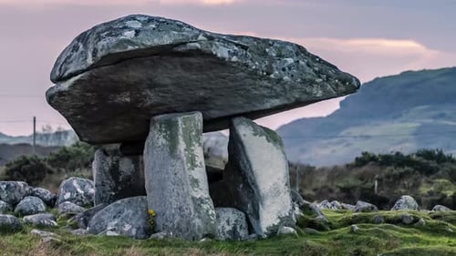 Le dolmen de Kilclooney entre Ardara et Portnoo dans le comté de Donegal en Irlande
