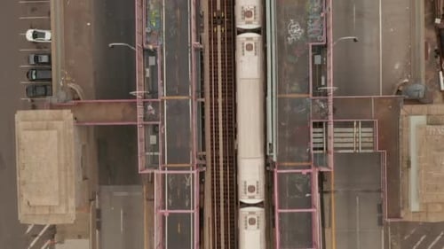 LUFTAUFNAHME: Overhead Top Down Birds View of Bridge mit starkem Autoverkehr und U-Bahn, New York