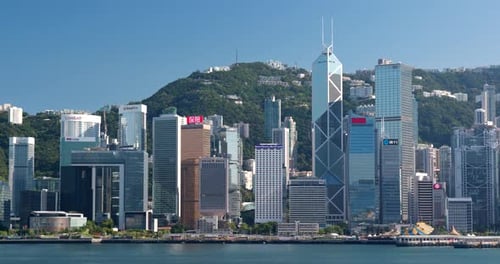 Die Skyline der Großstadt Hongkong bei sonnigem Tag