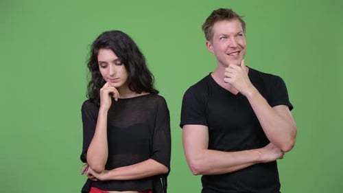 Junges Paar denkt zusammen