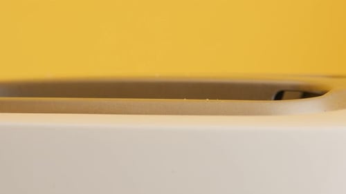 Automatischer elektrischer Toaster mit zwei Schlitzen und Brotstücken 4K-Aufnahmen