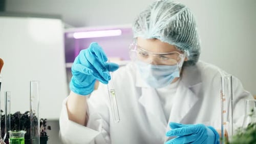 Scientifique médical inspectant la viande hachée portant un uniforme protecteur travaillant en laboratoire