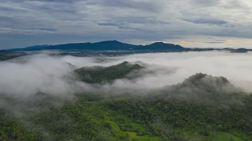 Volando a través de las nubes sobre el pico de la montaña.