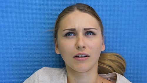 Fille effrayée regardant autour de lui, allongée sur une civière, amnésie à la suite d'une blessure