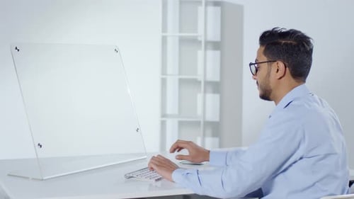 Programmierer nutzt futuristischen Computer im Büro