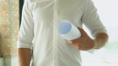 Desenvolvedor engenheiro no edifício de inspeção de capacetes