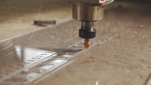 Industrielle Maschine zum Schneiden von Kunststoff.