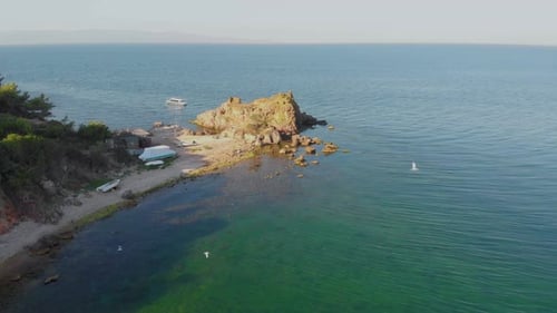 4k Luftaufnahme der Insel Burgazada in Istanbul - Sommerstimmung, Strand, Schwimmen, Urlaub