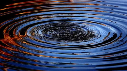 Wassertropfen und Wellen auf dem Seewasser 9