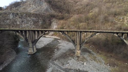Alte verlassene moosige Brücke