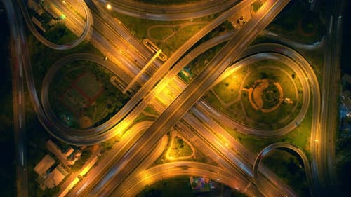 4K : Vue aérienne par Drone Hyperlapse de la route de jonction à plusieurs niveaux de l'autoroute.