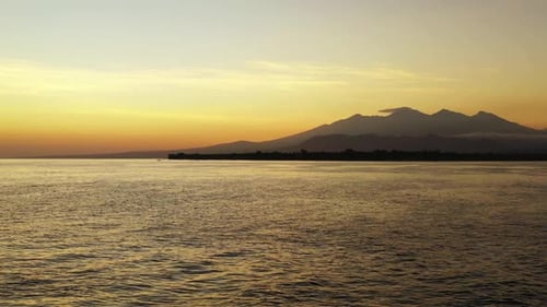 Luftaufnahme über der Meereslandschaft von Marine Shore Beach Trip durch seichten Ozean und hellem Sand Hintergrund von Adve