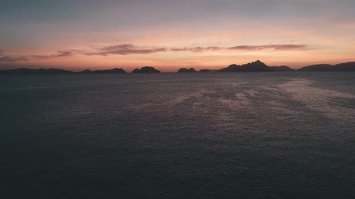 Drohnenaufnahme der Meeresoberfläche aus der Luft im Licht des goldenen Sonnenuntergangs