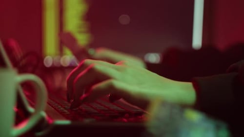 Jovem hacker quebrando senha do cartão bancário de crédito