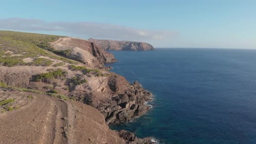 Die Küste von Morenos mit felsigen Klippen und Inseln in der Ferne.