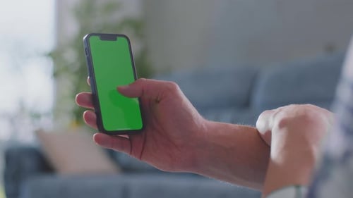 Mann surft in sozialen Medien