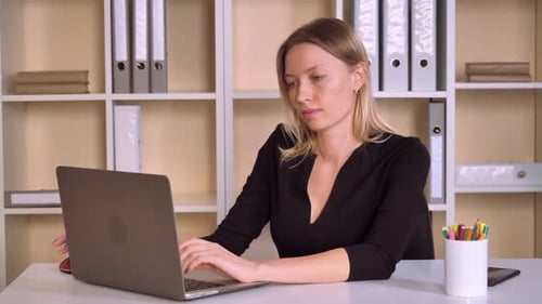 Un entrepreneur travaille dans un espace de travail