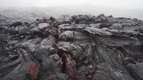 Der Dampf, der aus den Rissen der vulkanischen Lavaschicht austritt. Tolbachik Vulkan, Kamtschatka, Russland