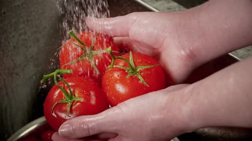 Primer plano de los tomates que se lavan