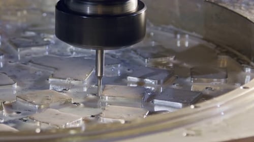 Processo de usinagem - fresadora CNC de alta precisão fabricando uma peça metálica avançada