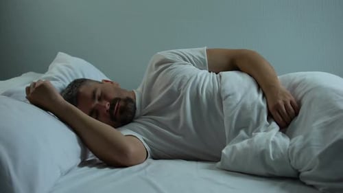 Les moustiques agaçants qui dérangent l'homme au lit ont besoin d'un insectifuge